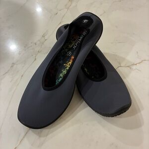 Size 10 (41 European) grey Women's Slip on Arcopedico. EUC - almost new!